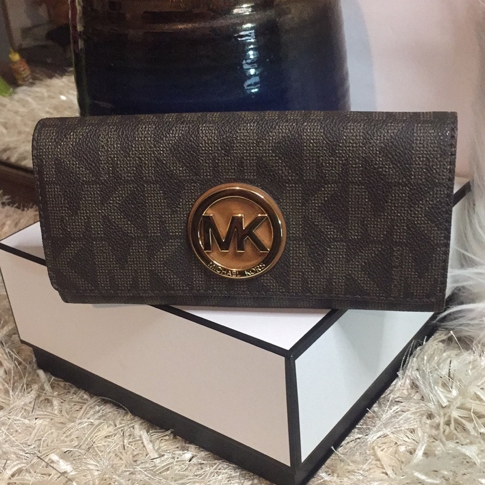 Michael Kors Fulton Brown Carryall Wallet - Picture 2 of 13